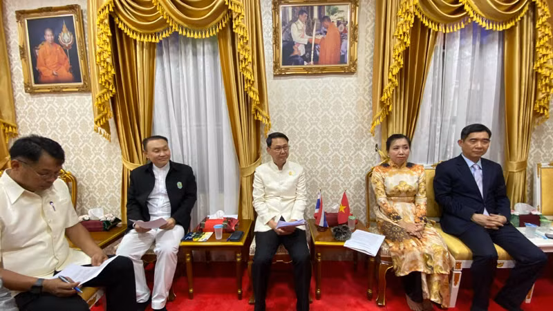 Thứ trưởng Lê Thị Thu Hằng làm việc với ông Thotsapon Chaikomin, Tỉnh trưởng Tỉnh Kanchanaburi. (Ảnh: XUÂN SƠN)