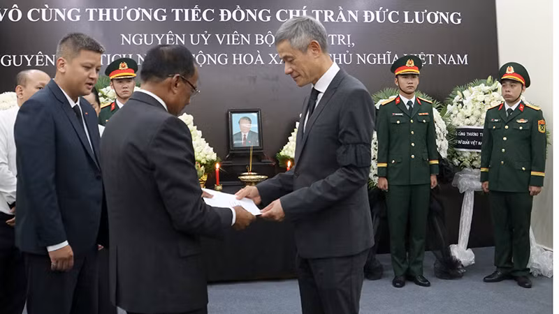 Phó Chủ tịch Quốc hội Vong Soth trao thư chia buồn của Chủ tịch Quốc hội Vương quốc Campuchia Samdech Maha Rathsapheathika Thipadei Khuon Sudary về sự ra đi của nguyên Chủ tịch nước Trần Đức Lương tới Chủ tịch Quốc hội Trần Thanh Mẫn.