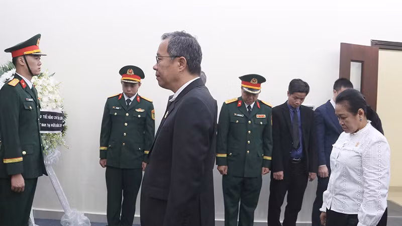 Ông Thun Vathana, Phó Chủ tịch Thượng viện, bày tỏ niềm thương tiếc trước sự ra đi của nguyên Chủ tịch nước Trần Đức Lương, nhà lãnh đạo đã có nhiều đóng góp tốt đẹp cho mối quan hệ Việt Nam-Campuchia, góp phần củng cố và mở rộng hợp tác hữu nghị giữa Chính phủ và nhân dân hai nước.