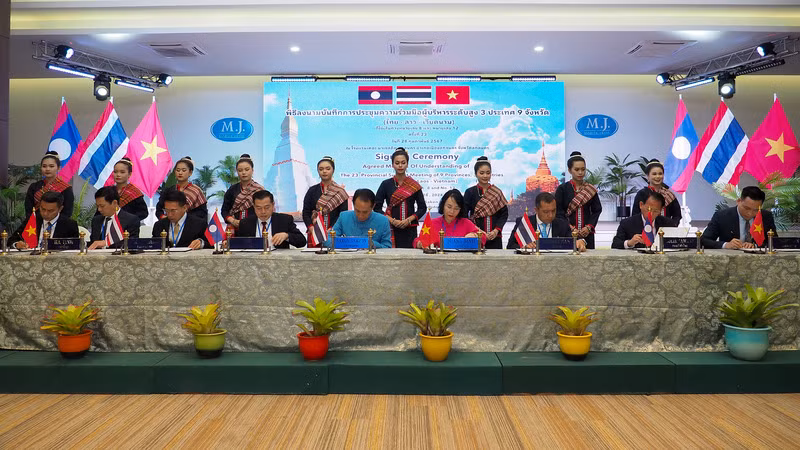 Các đại diện 9 tỉnh của Việt Nam, Thái Lan và Lào ký Biên bản ghi nhớ. Ảnh: CTV Các đại diện 9 tỉnh của Việt Nam, Thái Lan và Lào ký Biên bản ghi nhớ. Ảnh: CTV
