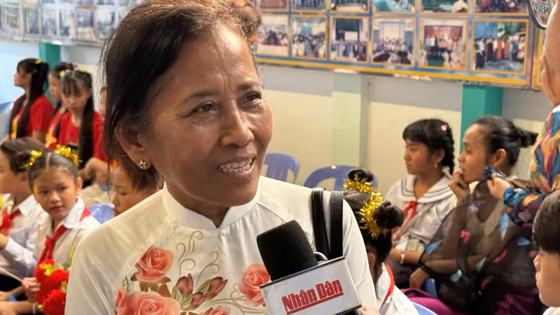 Cô Thạch Thị Lan, Hiệu trưởng Trường Tiểu học Hữu nghị Khmer-Việt Nam Tân Tiến.