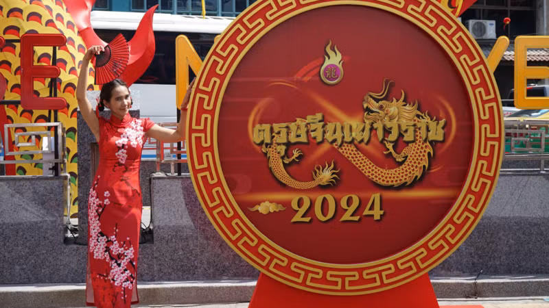 Du khách chụp ảnh lưu niệm tại China Town ở thủ đô Bangkok, Thái Lan. (Ảnh: ĐINH TRƯỜNG)