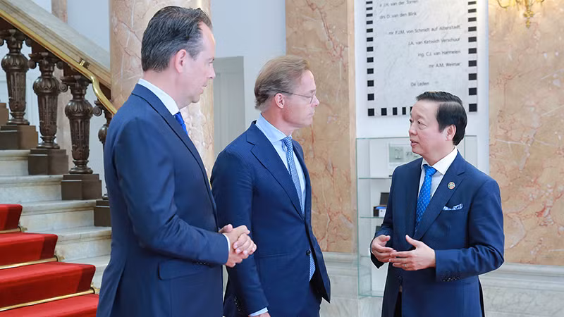 Phó Thủ tướng Trần Hồng Hà tại cuộc trao đổi với Hoàng thân Jaime de Bourbon de Parme về các giải pháp ứng phó với biến đổi khí hậu. (Ảnh: VGP)