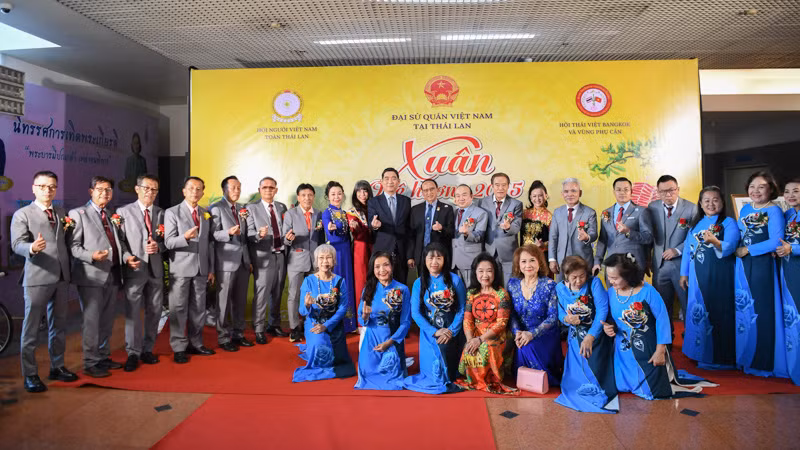 Đại sứ Việt Nam tại Thái Lan Phạm Việt Hùng chụp ảnh cùng các kiều bào tại chương trình Xuân Quê hương 2025-Mừng Tết Ất Tỵ tại thủ đô Bangkok.