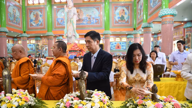 Thứ trưởng Ngoại giao Lê Thị Thu Hằng và Đại sứ Việt Nam tại Thái Lan Phạm Việt Hùng tham gia lễ tắm Phật. (Ảnh: ĐINH TRƯỜNG)