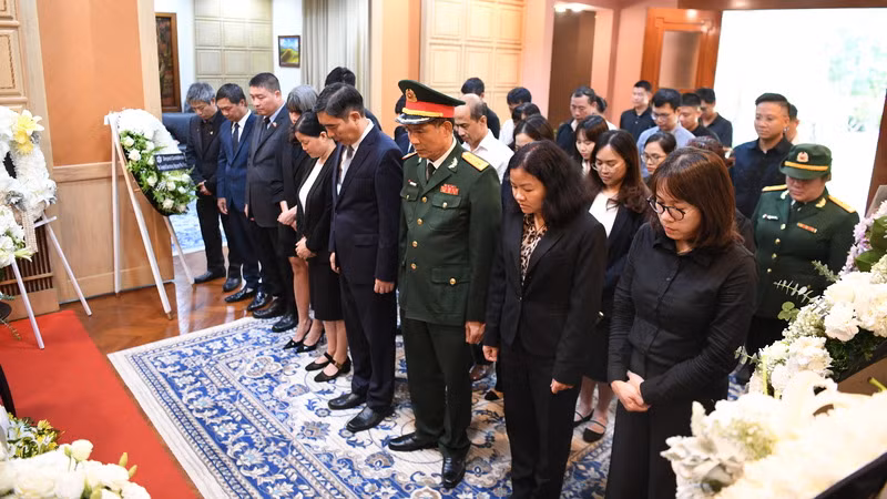Đại sứ Phạm Việt Hùng cùng cán bộ Đại sứ quán và các cơ quan Việt Nam bên cạnh Đại sứ quán dành một phút mặc niệm Tổng Bí thư Nguyễn Phú Trọng. (Ảnh: ĐINH TRƯỜNG)