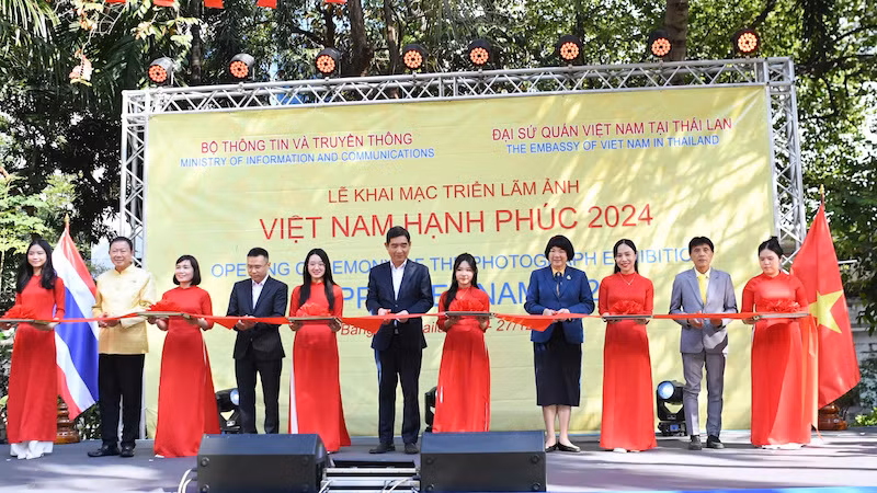 Lễ cắt băng khai mạc Triển lãm ảnh “Việt Nam hạnh phúc - Happy Vietnam” năm 2024 tại thủ đô Bangkok, Thái Lan. 
