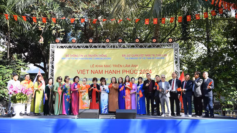 Bà con kiều bào thể hiện tiết mục văn nghệ về quê hương Việt Nam tại lễ khai mạc Triển lãm ảnh.