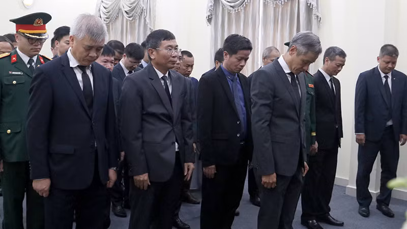 Đoàn cán bộ nhân viên Đại sứ quán và các cơ quan đại diện tại Campuchia, do Bí thư Đảng ủy, Đại sứ Việt Nam tại Campuchia Nguyễn Minh Vũ dẫn đầu, dành phút mặc niệm tưởng nhớ nguyên Chủ tịch nước Trần Đức Lương.