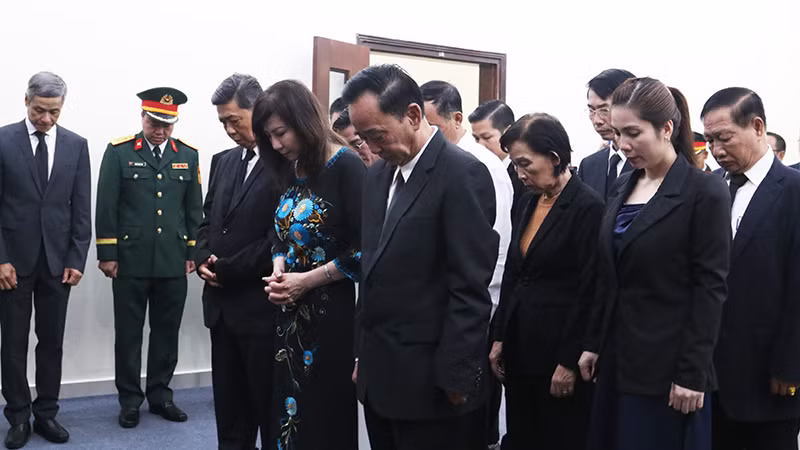Ban Chấp hành Hội Khmer-Việt Nam tại Campuchia (KVA) và các kiều bào tới viếng nguyên Chủ tịch nước Trần Đức Lương.