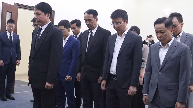 Các đại diện Hiệp hội Doanh nghiệp Việt Nam-Campuchia (VCBA) tại Lễ viếng nguyên Chủ tịch nước Trần Đức Lương.