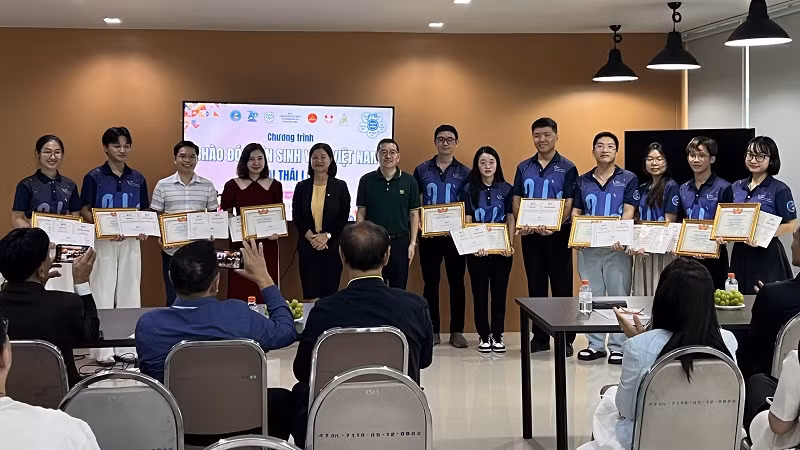 Đại diện Đại sứ quán Việt Nam tại Thái Lan và đại diện Tập đoàn CP Thái Lan trao bằng khen tặng các sinh viên đạt danh hiệu "Sinh viên 5 tốt". (Ảnh: XUÂN SƠN)
