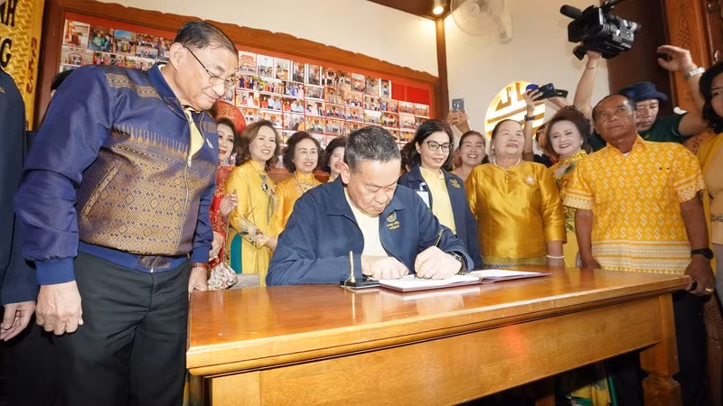 Thủ tướng Thái Lan Srettha Thavisin cùng các kiều bào tỉnh Nakhon Phanom. (Ảnh: CTV) Thủ tướng Thái Lan Srettha Thavisin cùng các kiều bào tỉnh Nakhon Phanom. (Ảnh: CTV)