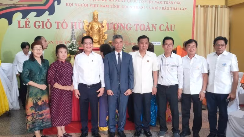 Kiều bào tại Thái Lan cùng nhau hướng về cội nguồn, quê hương. (Ảnh: CTV)
