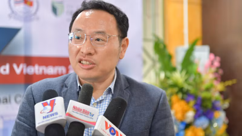 Ông Tharabodee Serng Adichaiwit, Phó Chủ tịch Phòng Thương mại Thái Lan tại Việt Nam (ThaiCham) trả lời phỏng vấn báo chí. (Ảnh: XUÂN SƠN)