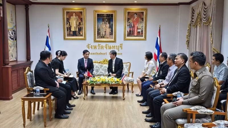 Đại sứ Phạm Việt Hùng làm việc với Tỉnh trưởng tỉnh Chanthaburi. (Ảnh: Đại sứ quán Việt Nam tại Thái Lan) Đại sứ Phạm Việt Hùng làm việc với Tỉnh trưởng tỉnh Chanthaburi. (Ảnh: Đại sứ quán Việt Nam tại Thái Lan)