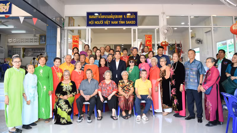 Đại sứ Phạm Việt Hùng và bà con kiều bào sinh sống tại tỉnh Sa Kaeo.