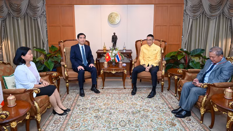 Bộ trưởng Ngoại giao Thái Lan Maris Sangiampongsa (áo vàng) tiếp Đại sứ Phạm Việt Hùng tới chào xã giao. (Ảnh: Đại sứ quán Việt Nam tại Thái Lan) Bộ trưởng Ngoại giao Thái Lan Maris Sangiampongsa (áo vàng) tiếp Đại sứ Phạm Việt Hùng tới chào xã giao. (Ảnh: Đại sứ quán Việt Nam tại Thái Lan)