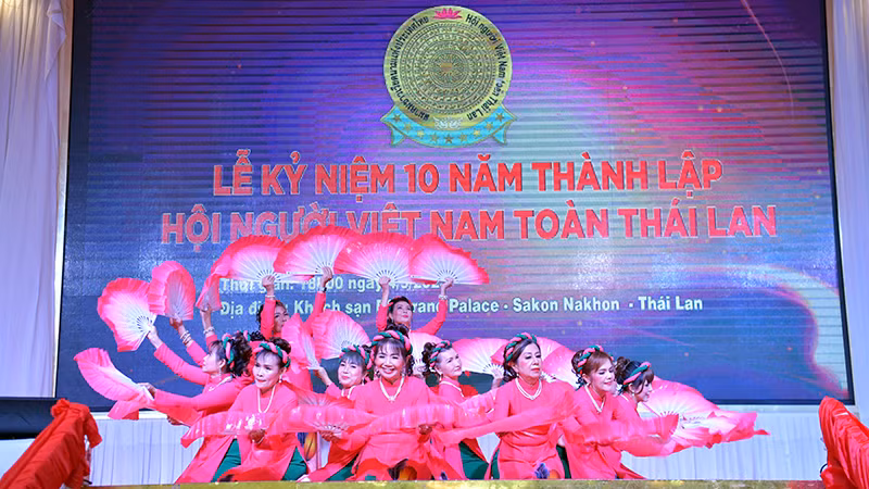Tiết mục văn nghệ do các hội viên Hội người Việt Nam tại Thái Lan biểu diễn.