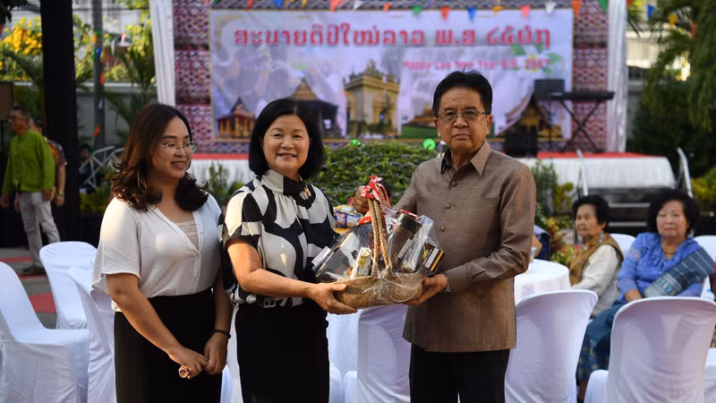 Đại biện lâm thời Bùi Thị Huệ trao lẵng quà chúc Tết cổ truyền Bunpimay tặng Đại sứ Lào Khamphan Anlavan, chiều 6/4. Ảnh: XUÂN SƠN