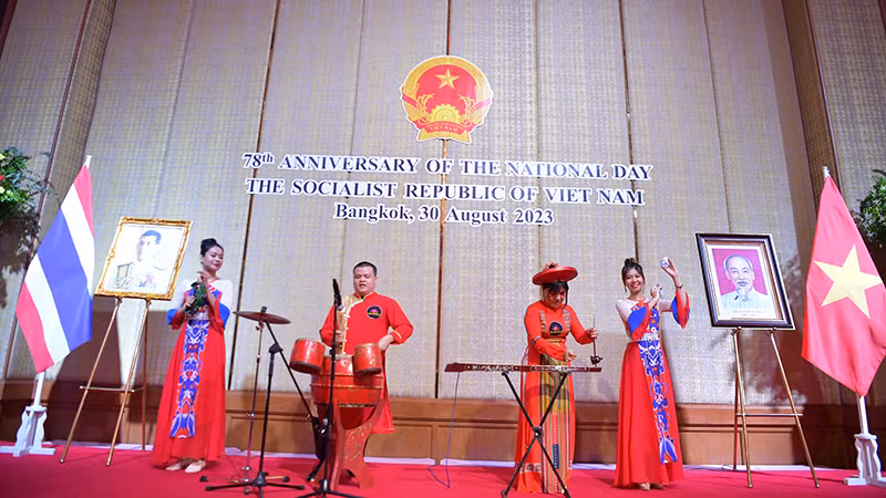 Biểu diễn nghệ thuật tại lễ kỷ niệm 78 năm Quốc khánh 2/9 được tổ chức ở Bangkok, Thái Lan.