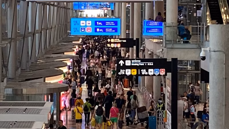 Từ đầu năm đến nay, sân bay quốc tế Suvarnabhumi của Thái Lan luôn đông nghịt du khách nhập cảnh. (Ảnh: XUÂN SƠN)