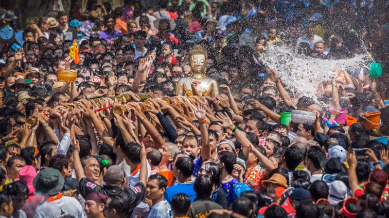 Nghi thức rước tượng Phật ở tỉnh Nong Khai trong dịp Tết cổ truyềnSongkran. (Ảnh: UNESCO)