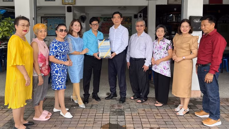 Đại sứ Phạm Việt Hùng gặp gỡ đại diện Hội người Việt tại tỉnh Chanthaburi. (Ảnh: Đại sứ quán Việt Nam tại Thái Lan) Đại sứ Phạm Việt Hùng gặp gỡ đại diện Hội người Việt tại tỉnh Chanthaburi. (Ảnh: Đại sứ quán Việt Nam tại Thái Lan)