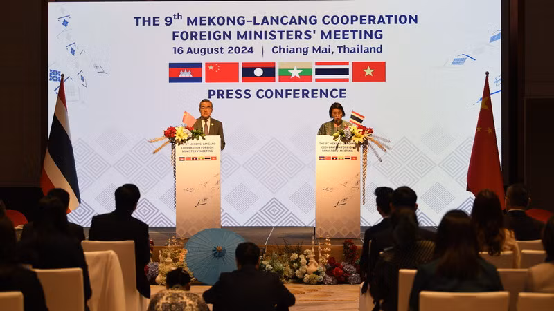 Ủy viên Bộ Chính trị, Chủ nhiệm Văn phòng Ủy ban công tác Đối ngoại Trung ương Đảng Cộng sản Trung Quốc, Bộ trưởng Ngoại giao Trung Quốc Vương Nghị và Bí thư Thường trực Bộ Ngoại giao Thái Lan Eksiri Pintaruchi đồng chủ trì họp báo. (Ảnh: XUÂN SƠN)