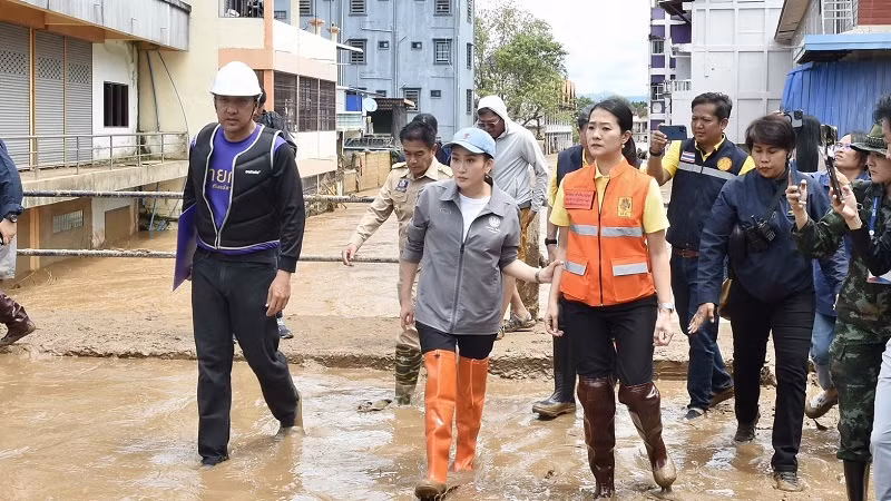 Thủ tướng Thái Lan Paetongtarn Shinawatra kiểm tra tình hình mưa lũ tại huyện Mae Sai, tỉnh Chiang Rai. (Ảnh: Văn phòng Chính phủ Thái Lan)