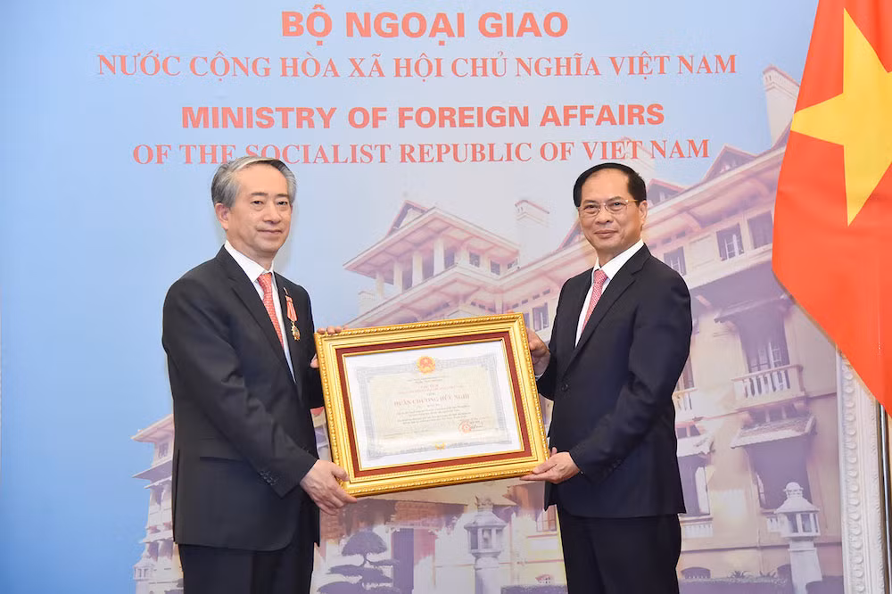 Phó Thủ tướng Chính phủ, Bộ trưởng Bộ Ngoại giao Bùi Thanh Sơn trao tặng Huân chương Hữu nghị của Nhà nước Việt Nam cho đồng chí Hùng Ba, Đại sứ đặc mệnh toàn quyền nước Cộng hòa nhân dân Trung Hoa tại Việt Nam