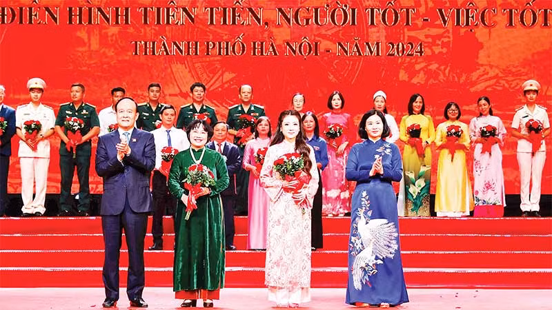 Lãnh đạo thành phố Hà Nội trao hoa chúc mừng các cá nhân được tặng danh hiệu “Người tốt, việc tốt” năm 2024.