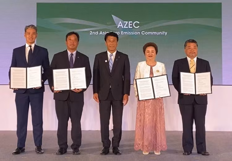 Bà Nguyễn Thị Nga, Chủ tịch Tập đoàn BRG cùng đại diện các bên tham gia lễ trao biên bản ghi nhớ hợp tác, dưới sự chứng kiến của ông Ken Saito, Bộ trưởng Kinh tế, Thương mại và Công nghiệp Nhật Bản (đứng giữa) Bà Nguyễn Thị Nga, Chủ tịch Tập đoàn BRG cùng đại diện các bên tham gia lễ trao biên bản ghi nhớ hợp tác, dưới sự chứng kiến của ông Ken Saito, Bộ trưởng Kinh tế, Thương mại và Công nghiệp Nhật Bản (đứng giữa)