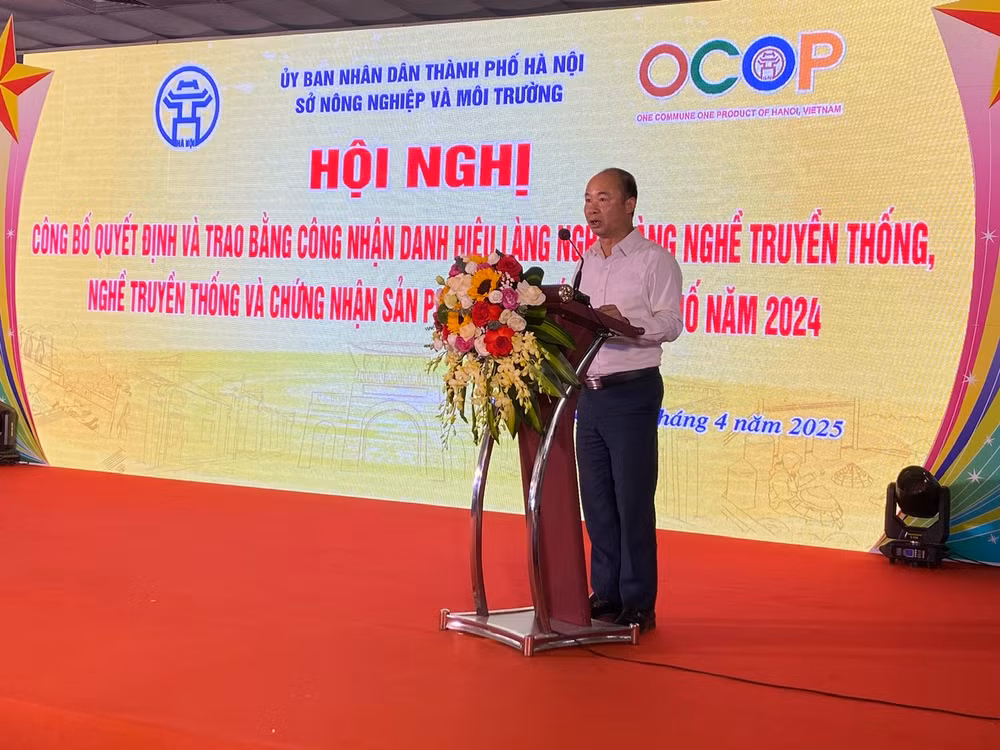 Ông Nguyễn Đình Hoa, Phó Giám đốc Sở Nông nghiệp và Môi trường Hà Nội phát biểu tại hội nghị.