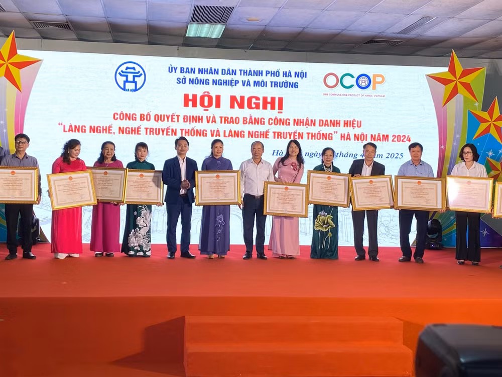 Trao Bằng công nhận danh hiệu "Làng nghề, Nghề truyền thống và Làng nghề truyền thống" Hà Nội năm 2024.