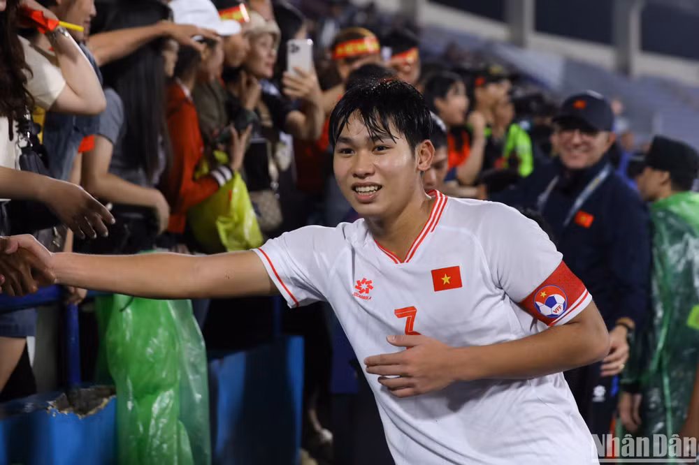Đội trưởng Lê Huy Việt Anh - người lập công giúp U17 Việt Nam giành vé đi tiếp, chia vui cùng người hâm mộ tại sân vận động Việt Trì.