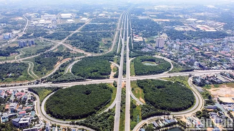 Hà Nội có nhiều công trình khẳng định sự phát triển kinh tế. (Ảnh: THÀNH ĐẠT)