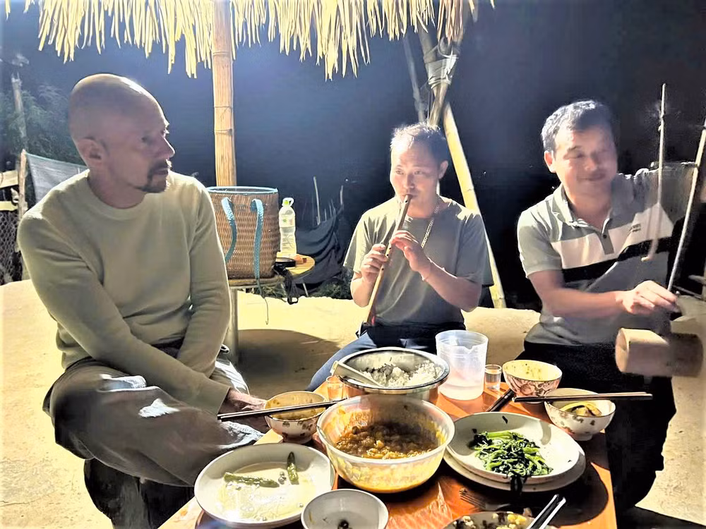 Ông Arnaud Pannier trải nghiệm văn hóa và ẩm thực Việt Nam.