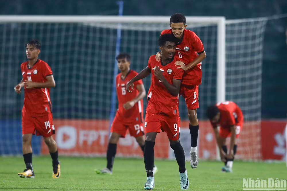 Các cầu thủ U17 Yemen ăn mừng bàn thắng mở tỷ số. Các cầu thủ U17 Yemen ăn mừng bàn thắng mở tỷ số.