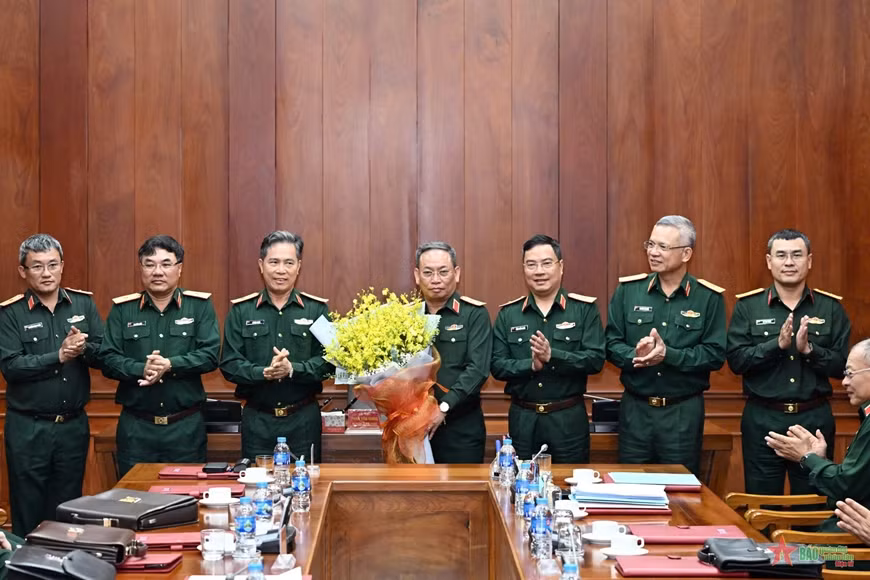 Lãnh đạo, chỉ huy Tổng cục II chúc mừng Trung tướng Trần Công Chính. Lãnh đạo, chỉ huy Tổng cục II chúc mừng Trung tướng Trần Công Chính.