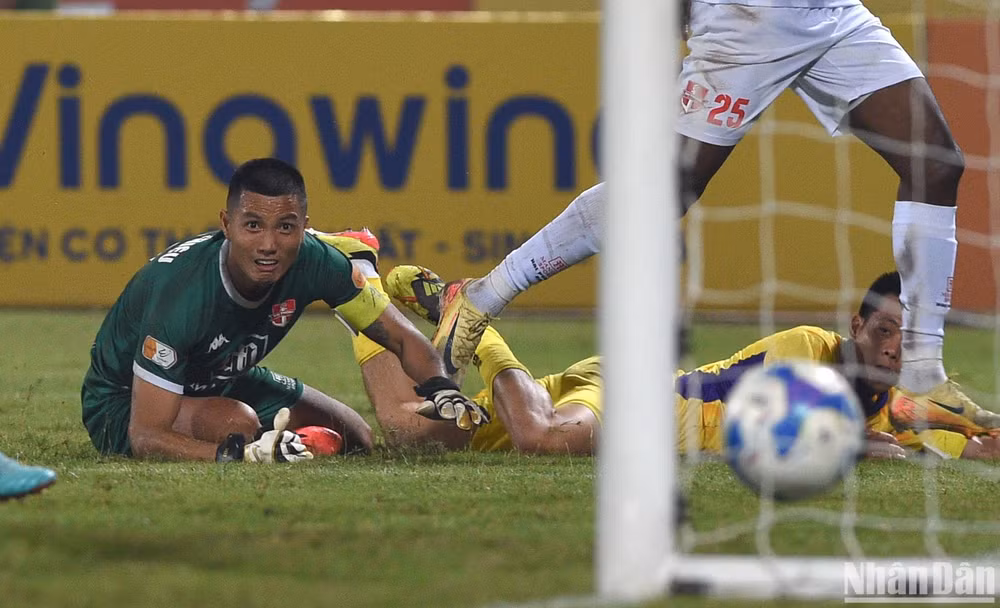 Thủ môn Đình Triệu bất lực nhìn bóng vào lưới, Hà Nội gỡ hòa 1-1. Thủ môn Đình Triệu bất lực nhìn bóng vào lưới, Hà Nội gỡ hòa 1-1.
