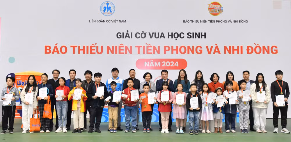 Ban tổ chức chụp ảnh lưu niệm cùng các kỳ thủ nhí xuất sắc nhất của giải đấu. Ban tổ chức chụp ảnh lưu niệm cùng các kỳ thủ nhí xuất sắc nhất của giải đấu.