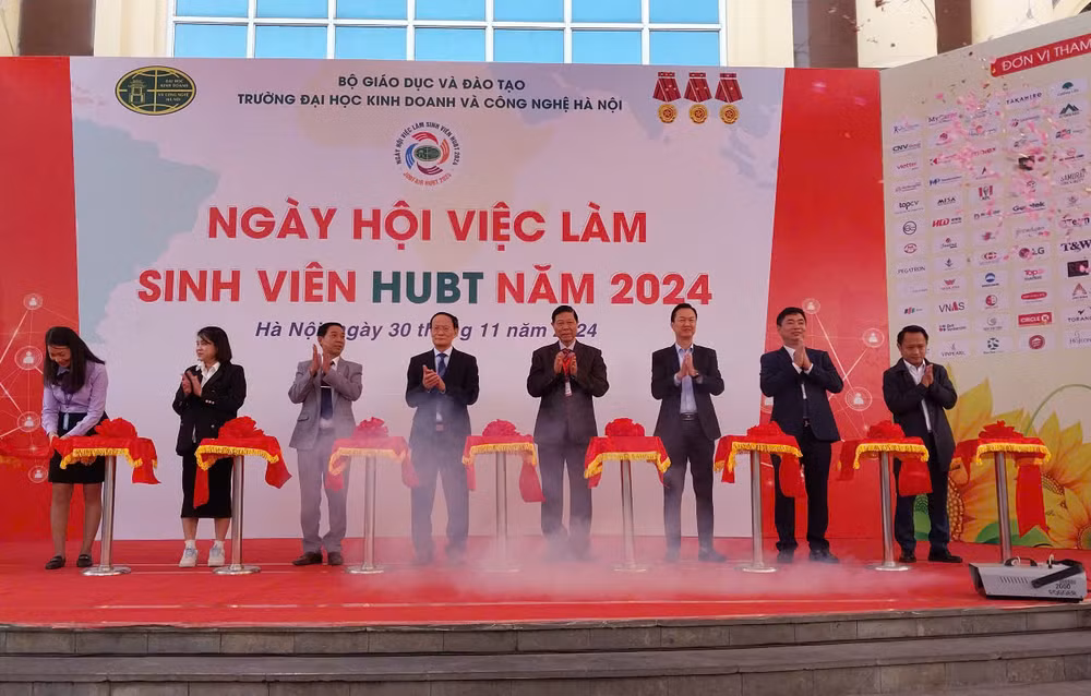 Các đại biểu cắt băng khai mạc Ngày hội việc làm sinh viên HUBT 2024.