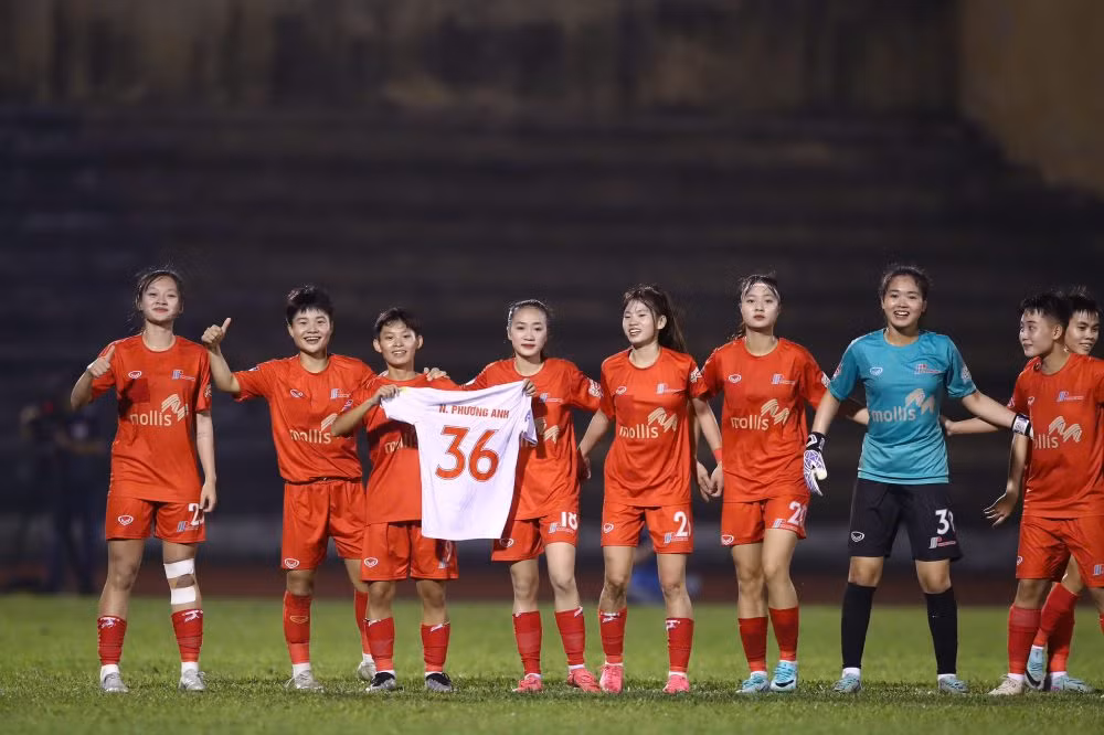 Các cầu thủ U19 Phong Phú Hà Nam ăn mừng chức vô địch. (Ảnh: VFF)
