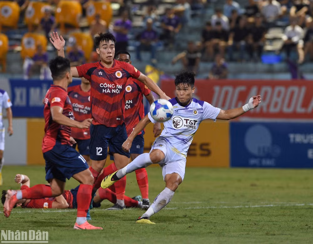 Hà Nội FC có nhiều tình huống nguy hiểm nhưng không thể cụ thể hóa thành bàn thắng. Hà Nội FC có nhiều tình huống nguy hiểm nhưng không thể cụ thể hóa thành bàn thắng.