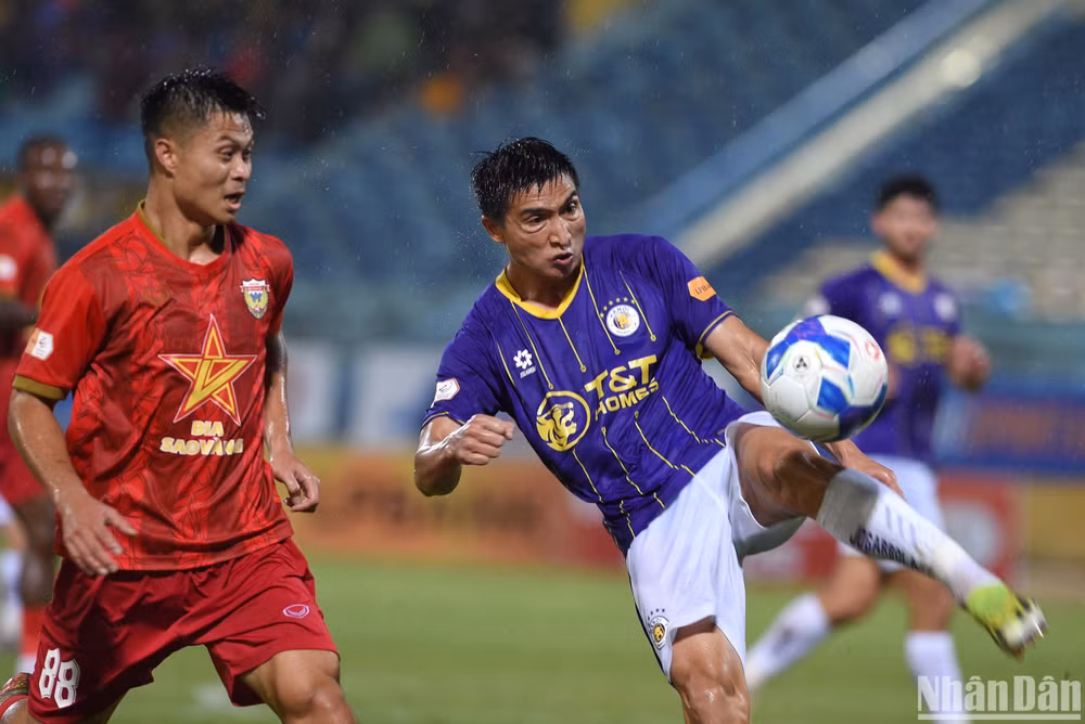 Hà Nội vươn lên dẫn trước 1-0. (Ảnh: TRẦN HẢI) Hà Nội vươn lên dẫn trước 1-0. (Ảnh: TRẦN HẢI)