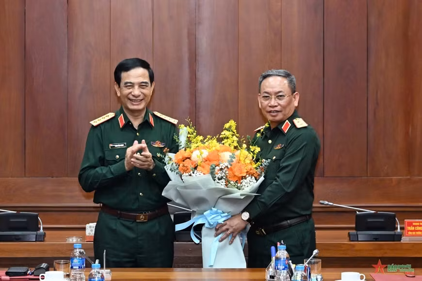 Đại tướng Phan Văn Giang tặng hoa chúc mừng Trung tướng Trần Công Chính. Đại tướng Phan Văn Giang tặng hoa chúc mừng Trung tướng Trần Công Chính.