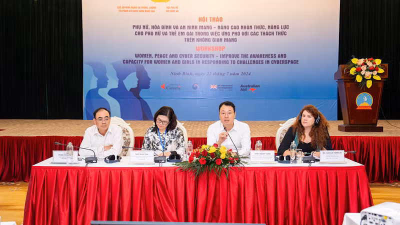Đại diện các bộ, ngành, tổ chức quốc tế tham gia tọa đàm, đối thoại tại hội thảo.
