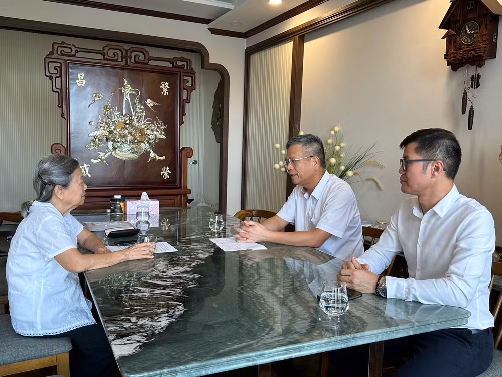 Phó Tổng Giám đốc Bảo hiểm xã hội Việt Nam Trần Đình Liệu thăm hỏi bà Trịnh Thị Mai (ở số 32 Mỹ Thái 1C, phường Tân Phú, Quận 7, Thành phố Hồ Chí Minh).