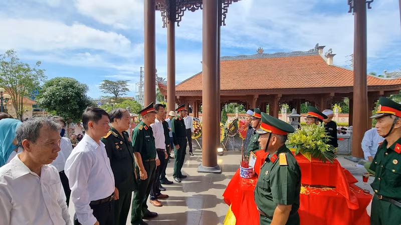 Hội Hỗ trợ gia đình liệt sĩ Việt Nam bàn giao hài cốt liệt sĩ cho chính quyền địa phương và thân nhân gia đình liệt sĩ tại huyện Tiền Hải (Thái Bình). Hội Hỗ trợ gia đình liệt sĩ Việt Nam bàn giao hài cốt liệt sĩ cho chính quyền địa phương và thân nhân gia đình liệt sĩ tại huyện Tiền Hải (Thái Bình).